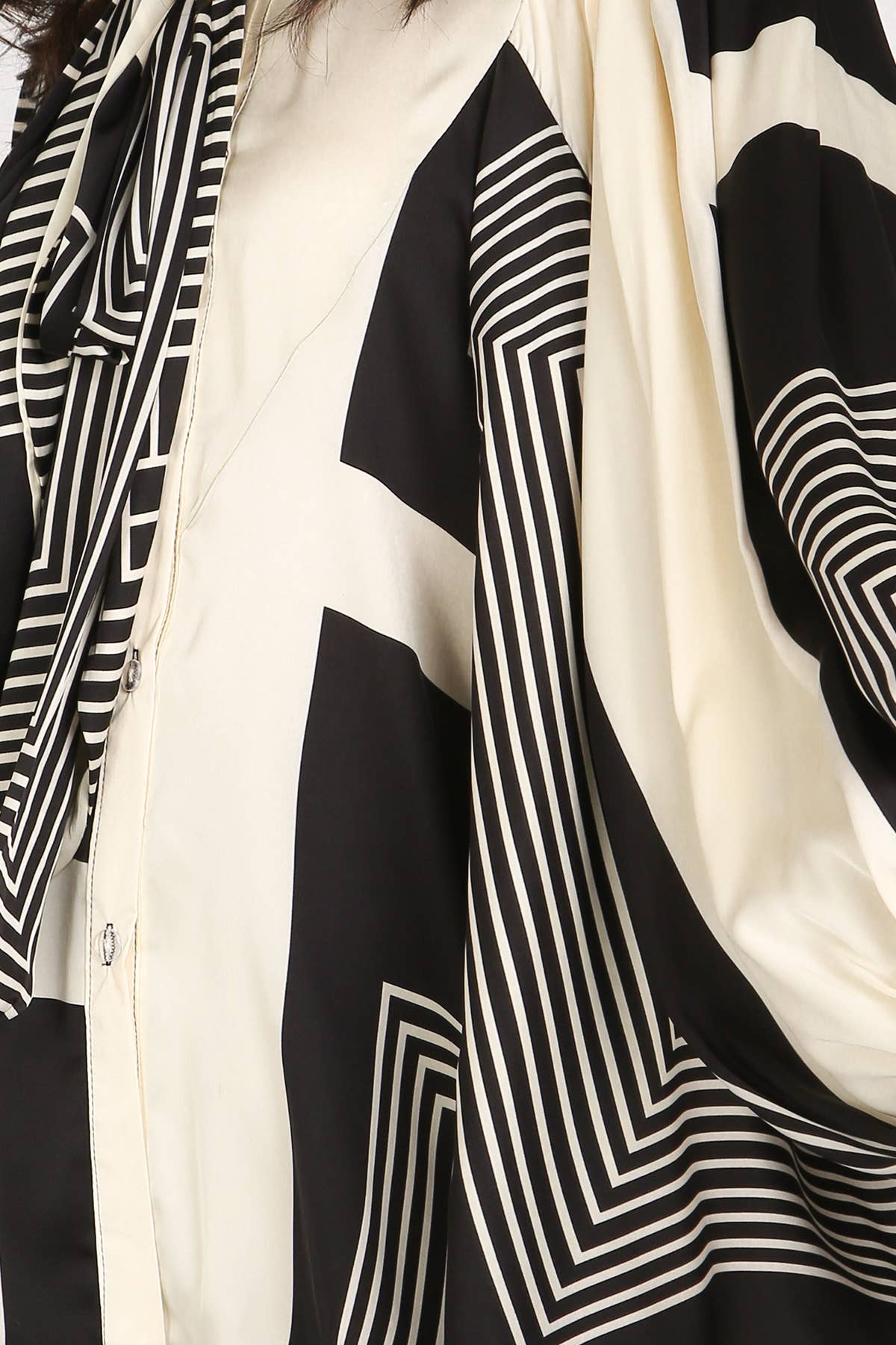 Preto Blusa de Cetim com Laço de Contraste Geométrico KC2357 para venda a revendedores na Faire6