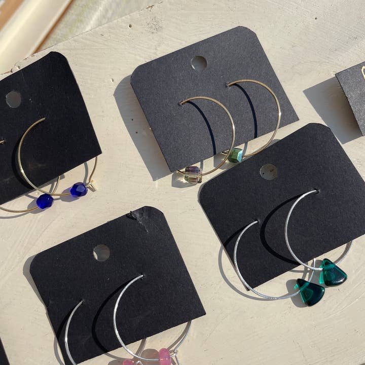 Assorterede perlebøjleøreringe glitrende håndlavede for engroshandel hos Lynn Mineral