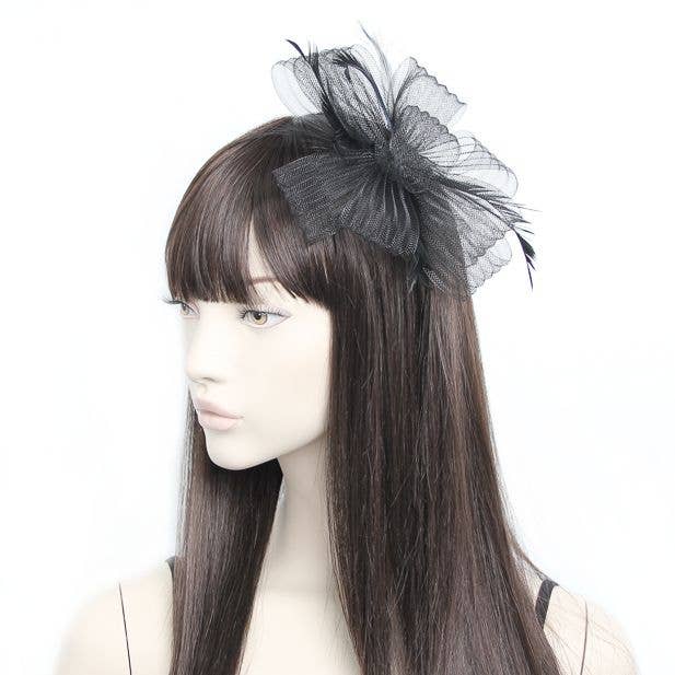 Stile Freya. Fascinator con rete ad anello e piume per la vendita all'ingrosso da parte di Inca UK