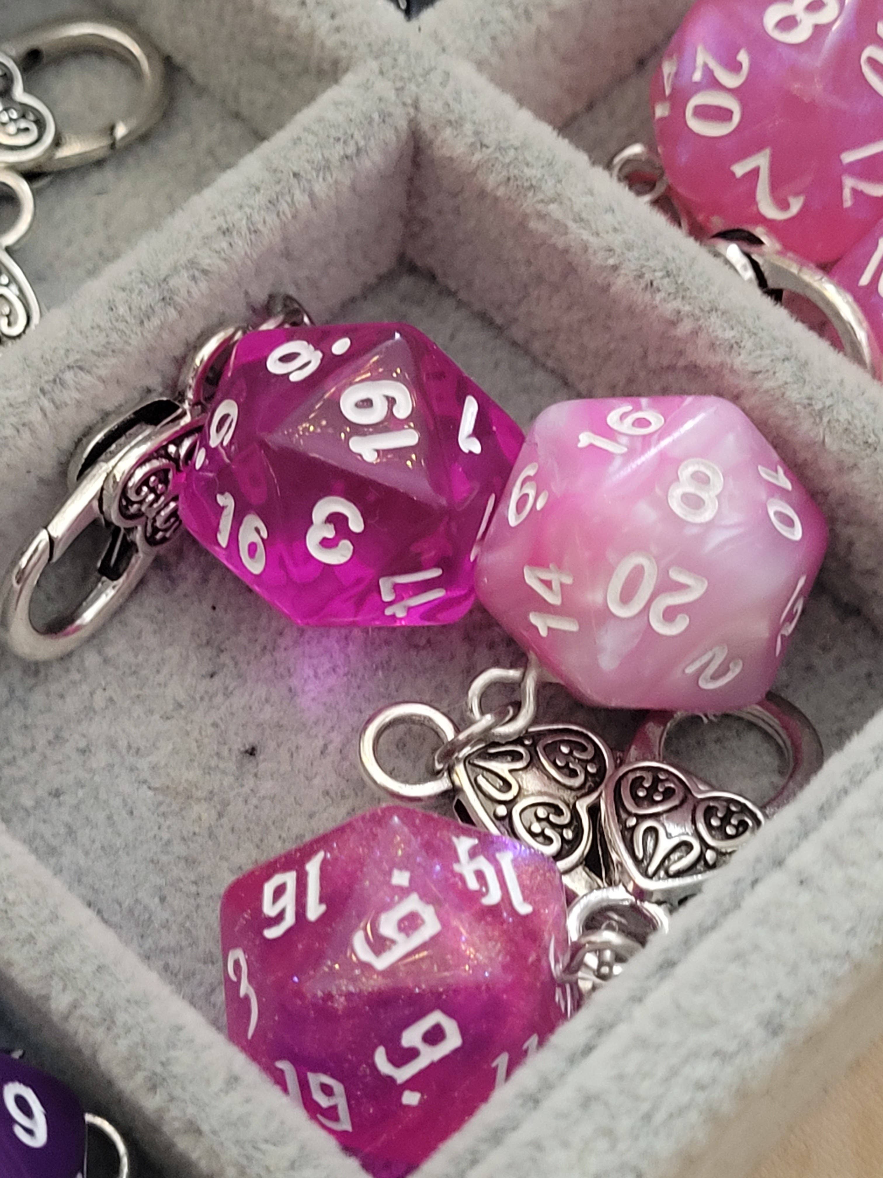 Con-Quest Crafts - Vente Porte-clés – unisexe - Porte-clés D20 en forme de dé TRPG avec mousqueton – Accessoires pour sacs et badges17