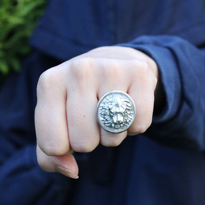 Grande bague en acier à tête de lion pour la vente par Maral Kunst