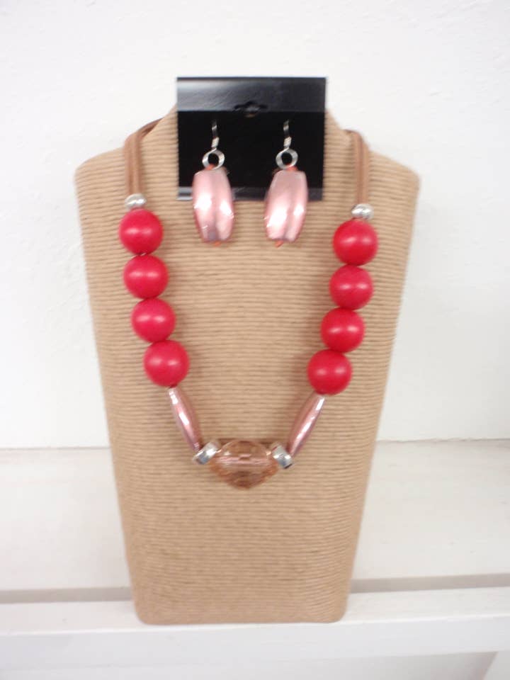 CONJUNTO DE ABALORIOS DE MADERA ROJA CON COLLAR DE METAL Y RESINA para venta al por mayor de International Duru's
