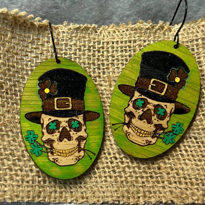 Kløver & Kranie m/Cylinderhat - Håndmalede Træøreringe for engroshandel hos Madelyn Louise Ink