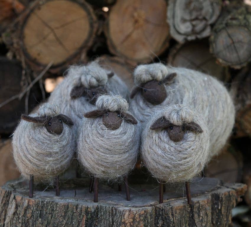 Fiorirà un giardino – wholesale Dekorativ statyett – Par får i ull med träben, höjd 12/17 cm i ask, höjd 17 cm1