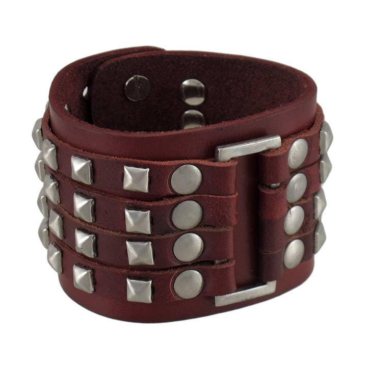 Pulsera de cuero marrón con 4 filas de tachuelas piramidales de cromo, 8 pulgadas de largo. para venta al por mayor de Things2Die4