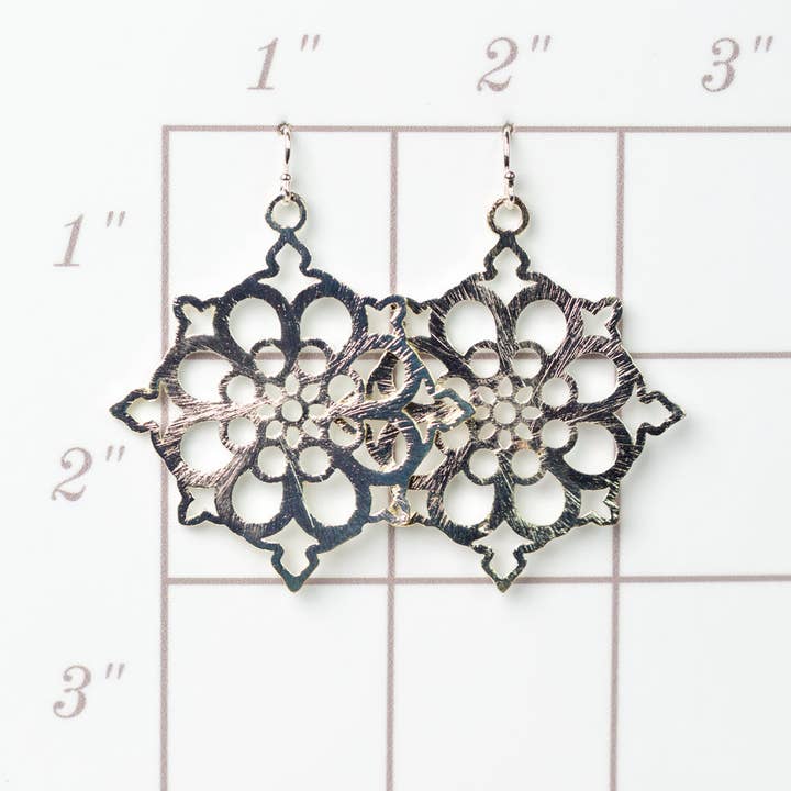 Anne Vaughan Designs Jewelry – Großhandel Ohrhänger – Statement-Ohrringe Mandala aus gebürstetem Silber1