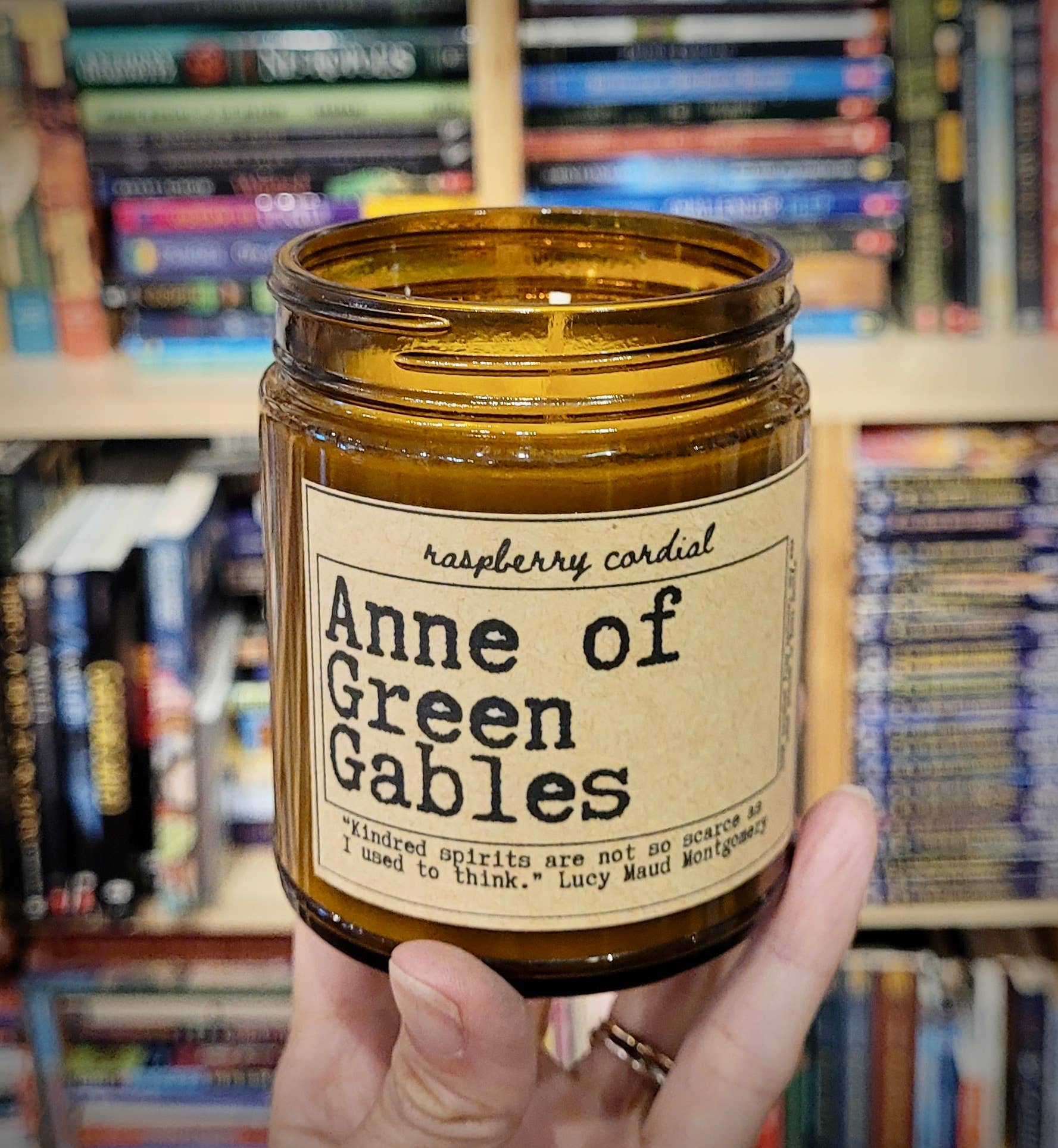 NovelTea Bookstore & Gifts – wholesale Burkljus – Anne of Green Gables - doftljus med hallonlikördoft2