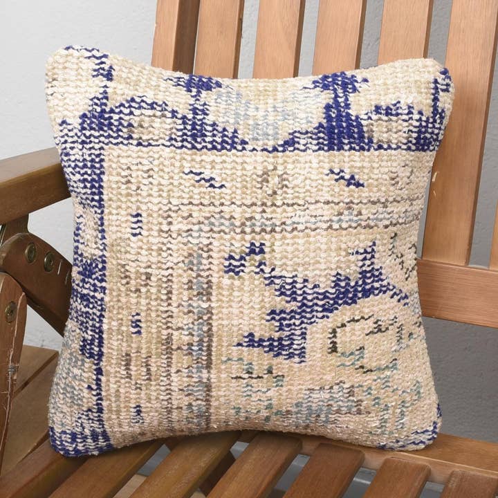 Beige og blå Kantha uldpude, 12x12 tommer rustikt mønster for engroshandel hos The Loom Wholesale