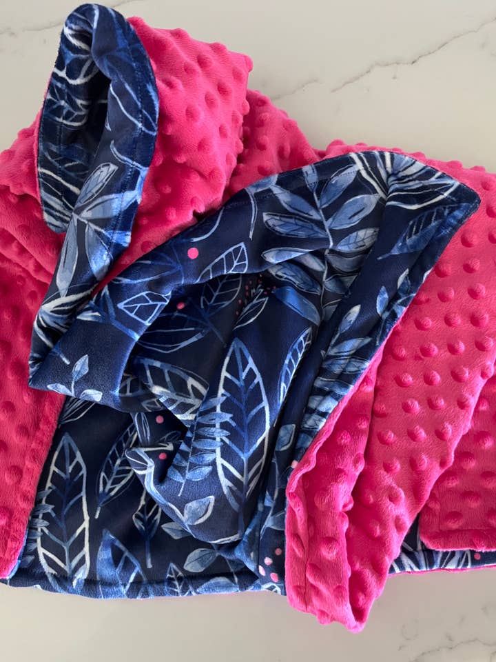 Minkydecke mit Blumenmuster in Knallpink und Marineblau für den Großhandel von Gingerly Sewn