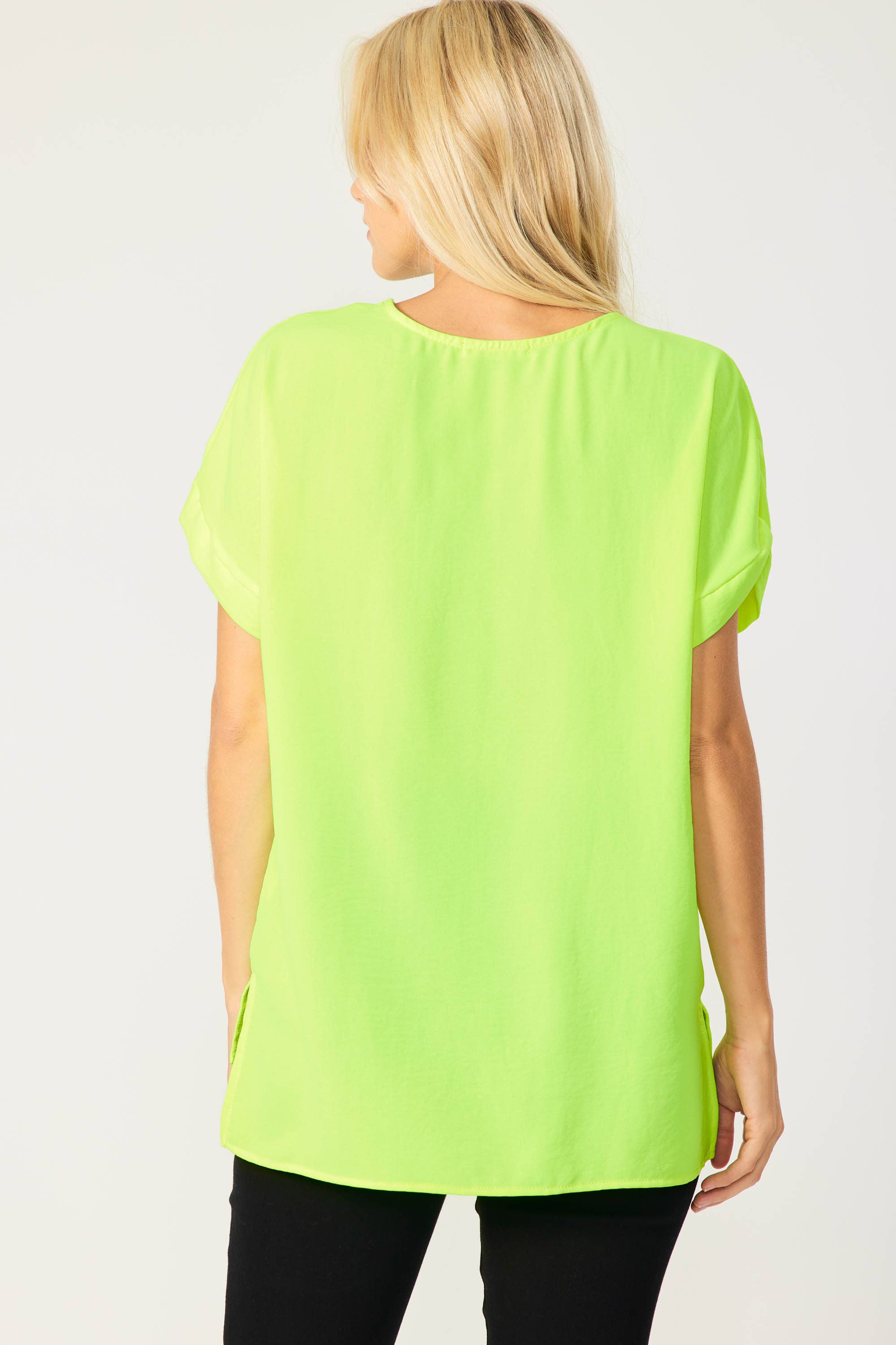 FSL Apparel - Vendita all'ingrosso Camicetta - Donna - ST3280 - TOP IN TESSUTO CON SCOLLO A V A MANICA CORTA, VESTIBILITÀ COMODA 17