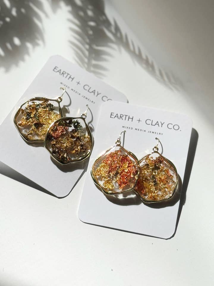 Boucles d'oreilles en résine à feuille d'or pour la vente par Earth + Clay Collective