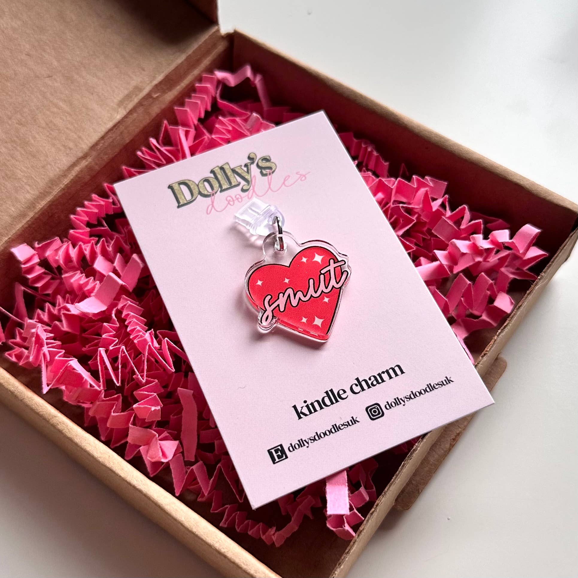 Dolly’s Doodles – wholesale Individuell berlock/hänge – Kindle Charm - Smut Heart Romance Bokklubb Läsningsgåva0