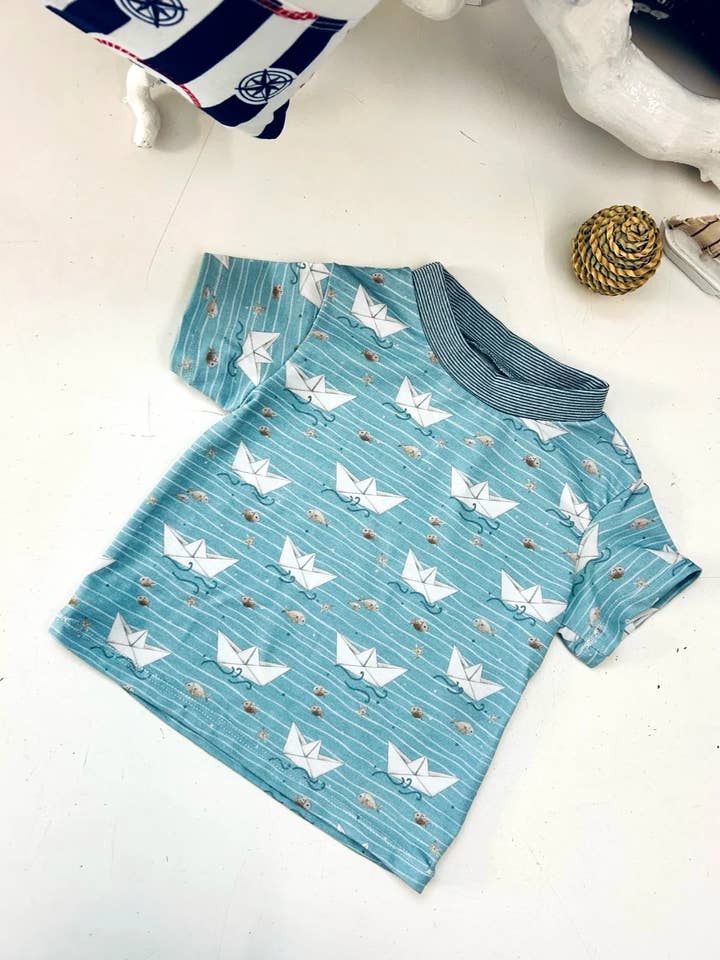 Kortärmad tröja med pappersbåt för bebisar & barn, handgjord för wholesale av Küstenfieber®