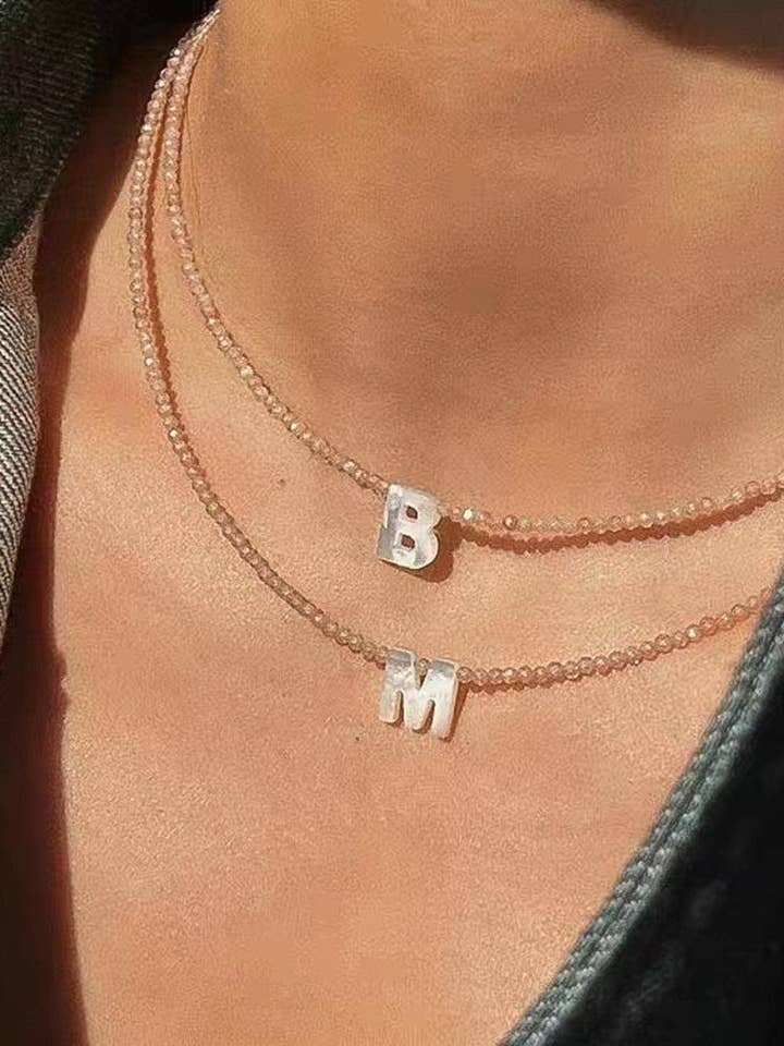 Iris-Rose bohemisk choker med pärlor och alfabet i snäckskal för wholesale av Flânerie by MAIQ