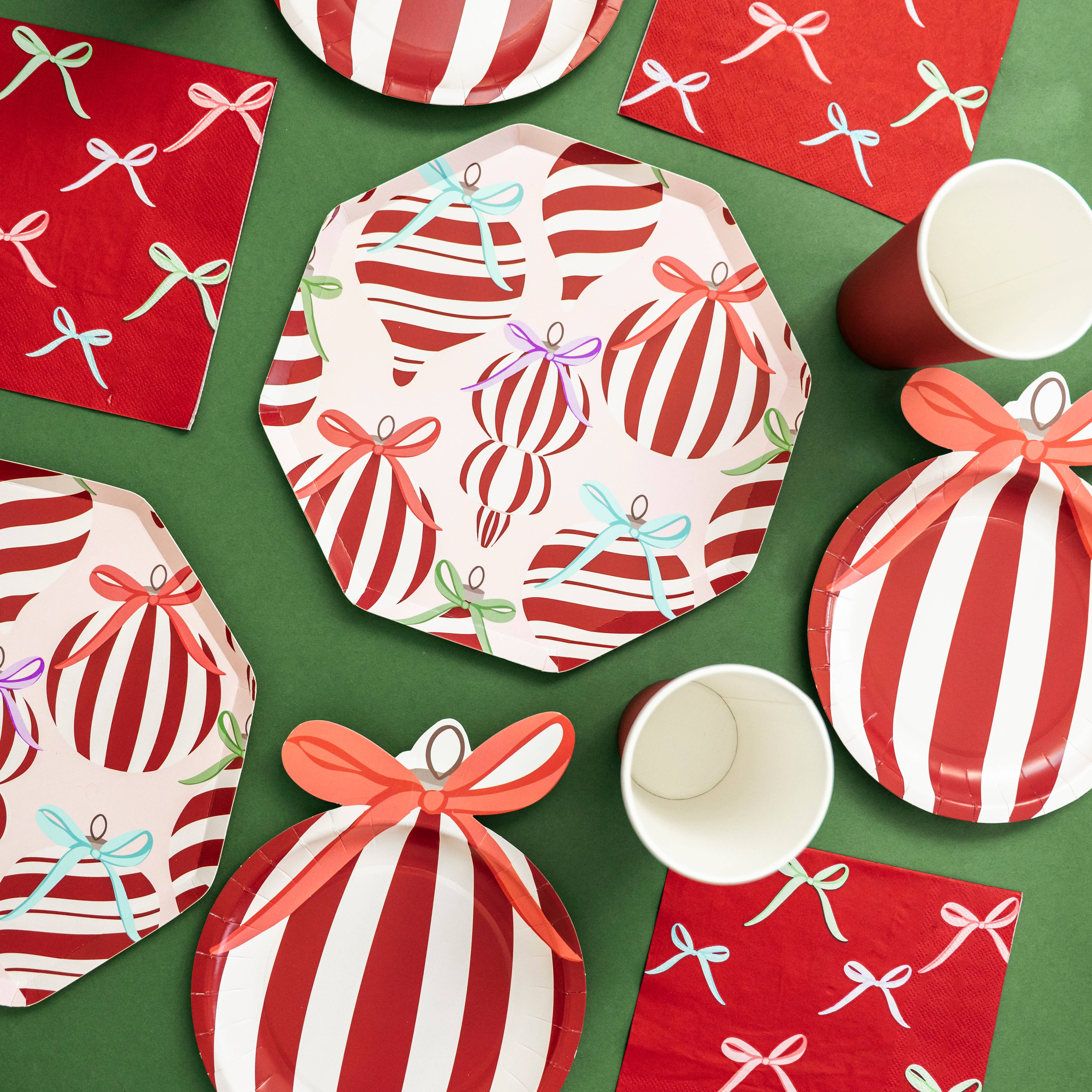 Festive Fun Co. – wholesale Disposable plate – Ornaments & Bows Plate3