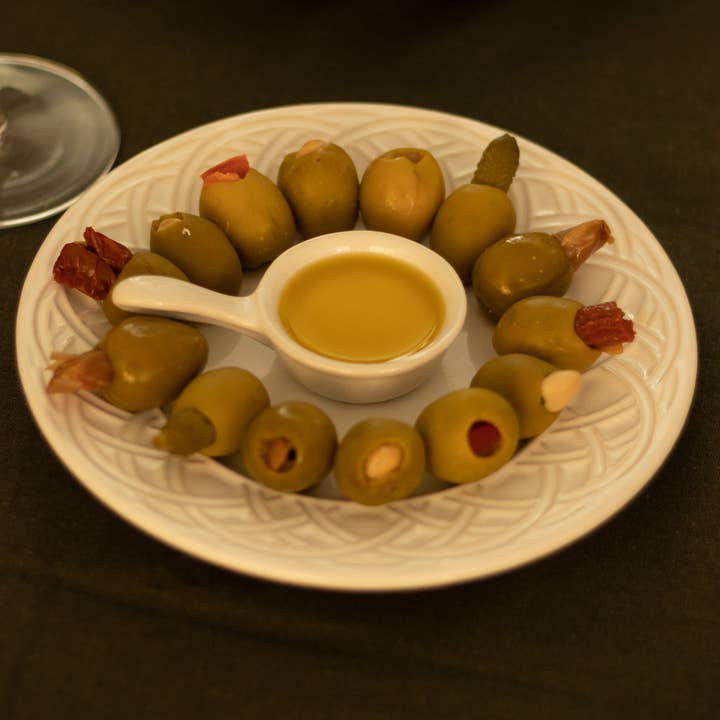 Luna Ibérica SL - Wholesale Olives - Green Olives Spanish Queen - Stuffed with Red Bell Peppers3