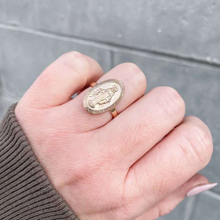 Isabelle Grace Jewelry – Großhandel Cocktail-/Statement-Ring – Wunderbarer Medaillenring mit Mutter Maria1