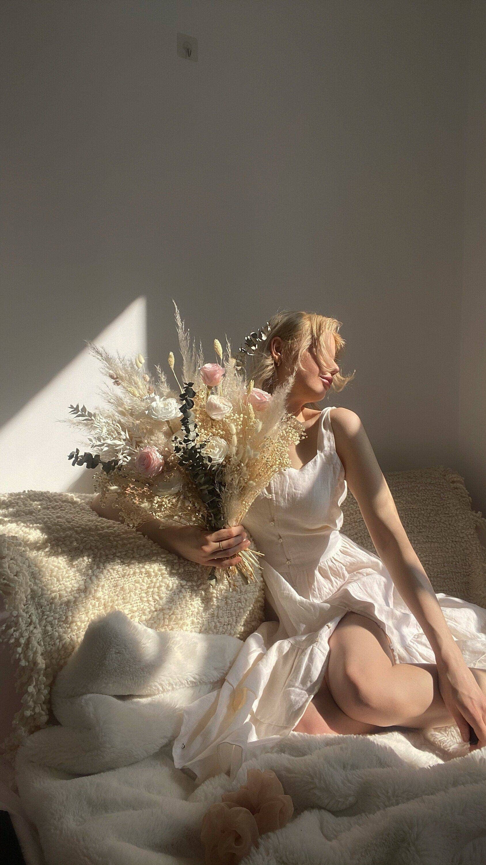 Hidden Botanics – wholesale Torkade/pressade blommor – Brudbukett med torkade blommor i sandfärgat creme och pastellrosa2