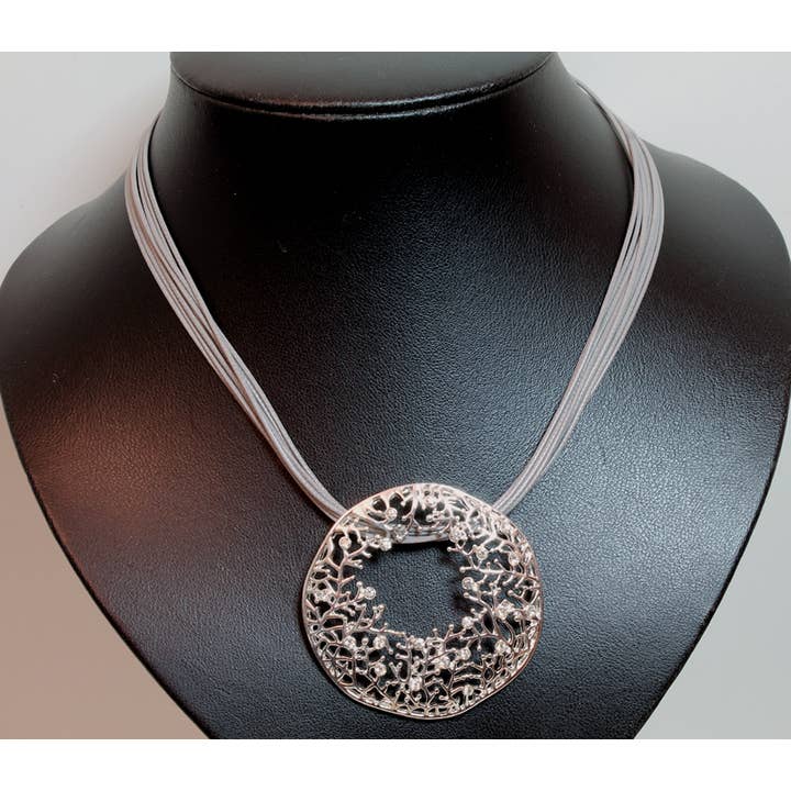 Collana con disco aperto, rami in tonalità argento e cristalli trasparenti per la vendita all'ingrosso da parte di Western Counties Wholesale