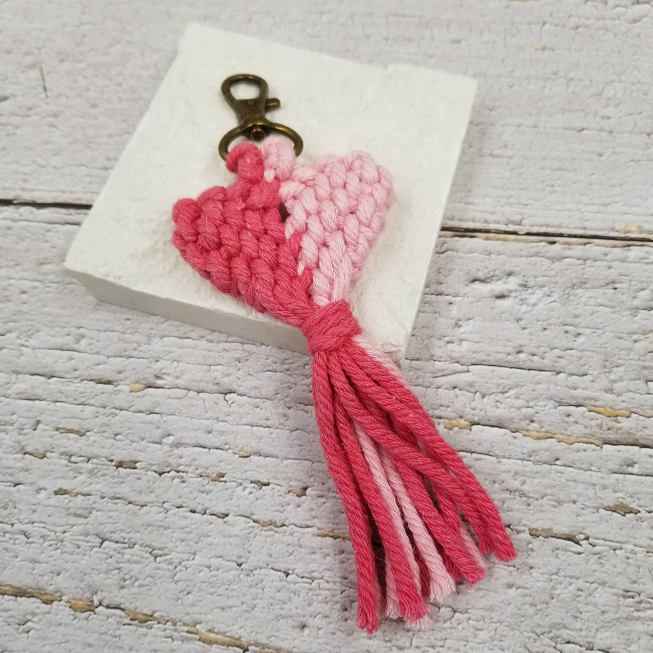 Treasure Wholesale - Vente Porte-clés – femme - Porte-clés à pompon en forme de cœur fait main - Cadeau pour la fête des mères0