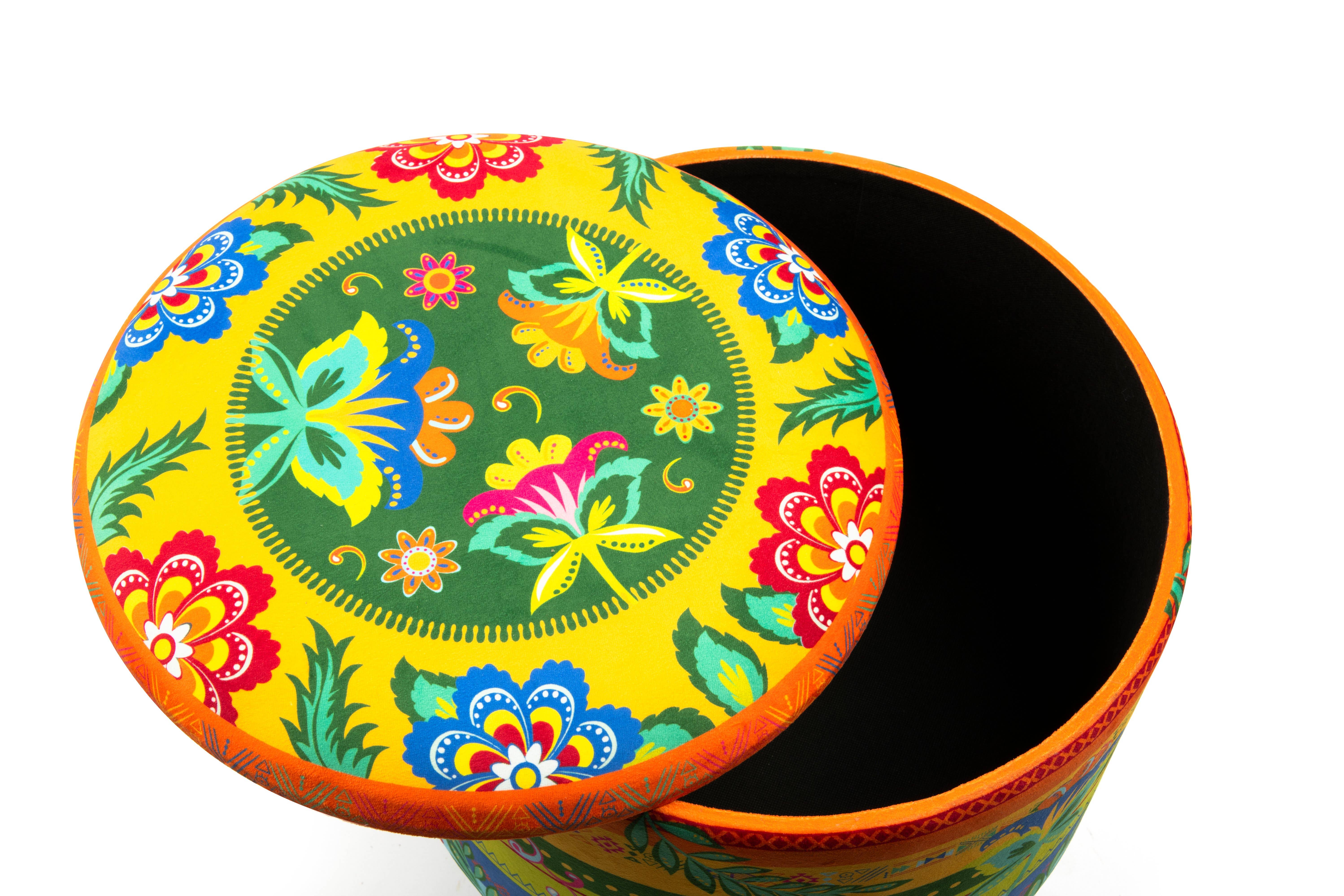 Bergamaschi & Vimercati S.p.a. – Pufe por atacado – Puffe com arrumação Gipsy Soul Excelsa em veludo e madeira 38x38x45 cm – Estampa floral boho multicolorida4