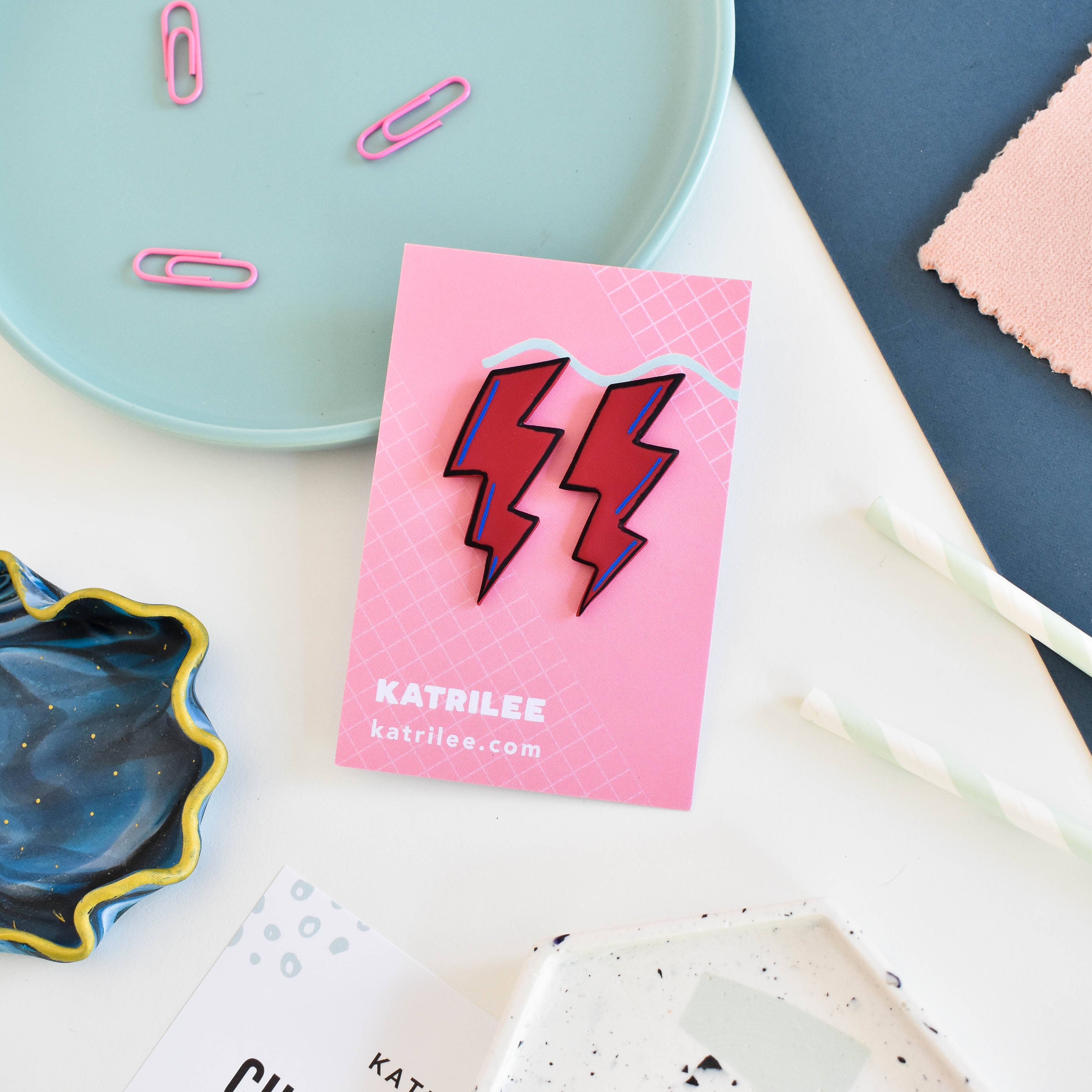 Katrilee - Venta al por mayor Pendientes de botón/aretes de poste - Pendientes de tuerca de arcilla polimérica con diseño de rayo rojo de David Bowie0