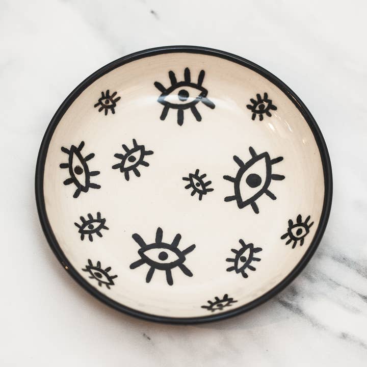 Assiettes à encens en céramique noire avec œil protecteur, petits plats à bijoux pour la vente par Melike Carr