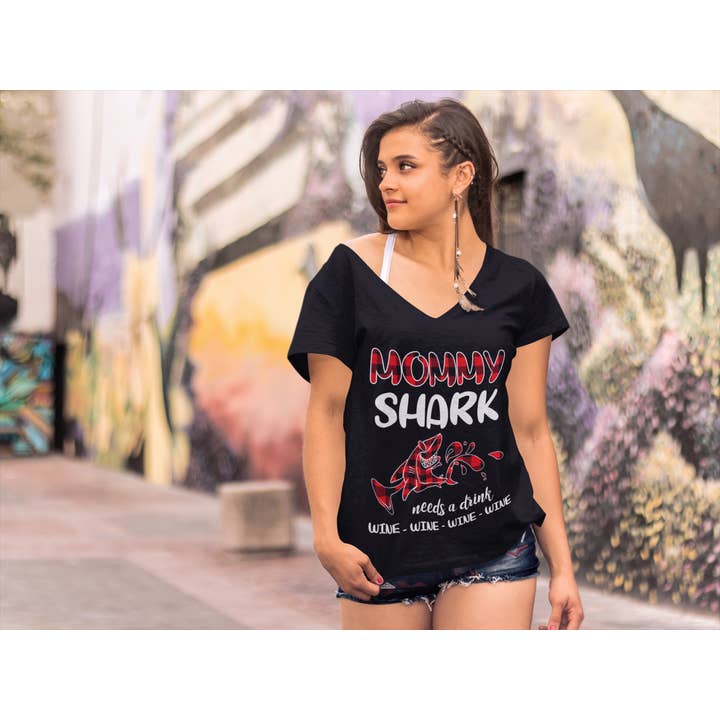 Preto T-Shirt Mulher ULTRABASIC Mommy Shark Needs a Drink Wine - T-Shirt Funny para venda a revendedores na Faire2