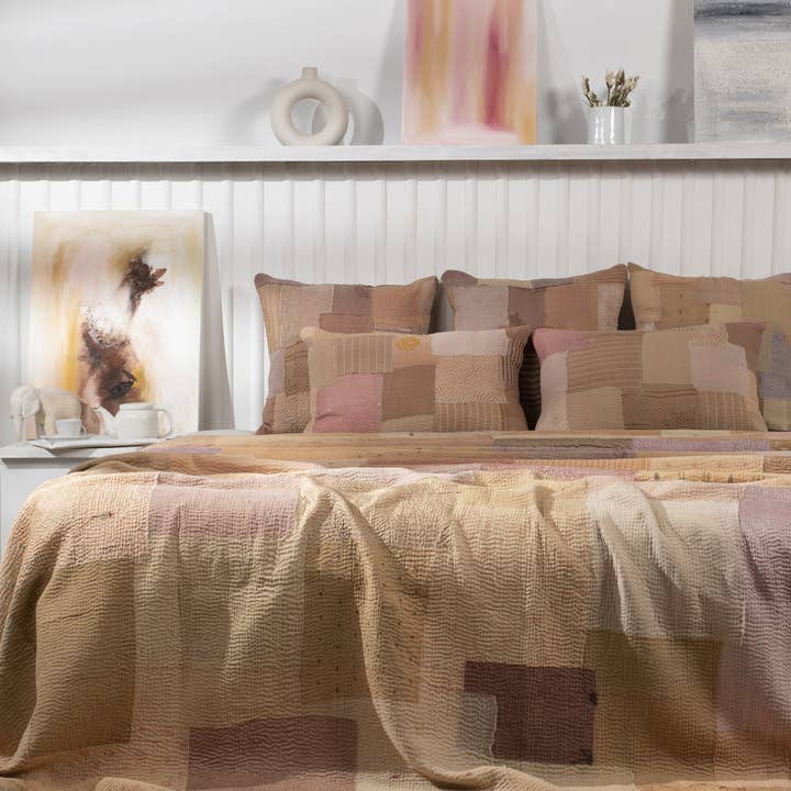Couvre-lit Kantha vintage Mosaic Fray - Champignon pour la vente par Maison Mieko