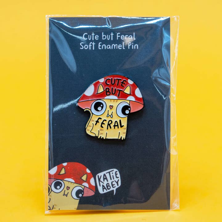 Badge Épinglette Émail Chat Champignon Mignon Mais Sauvage pour la vente par Katie Abey