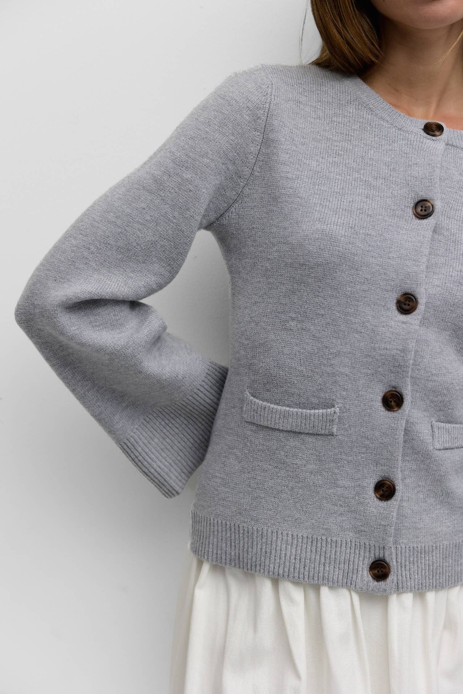 MOD REF – Engroshandel Cardigan - Dame – The Tyler Cardigan | Kvindesweater med klokkeærmer og knapper36