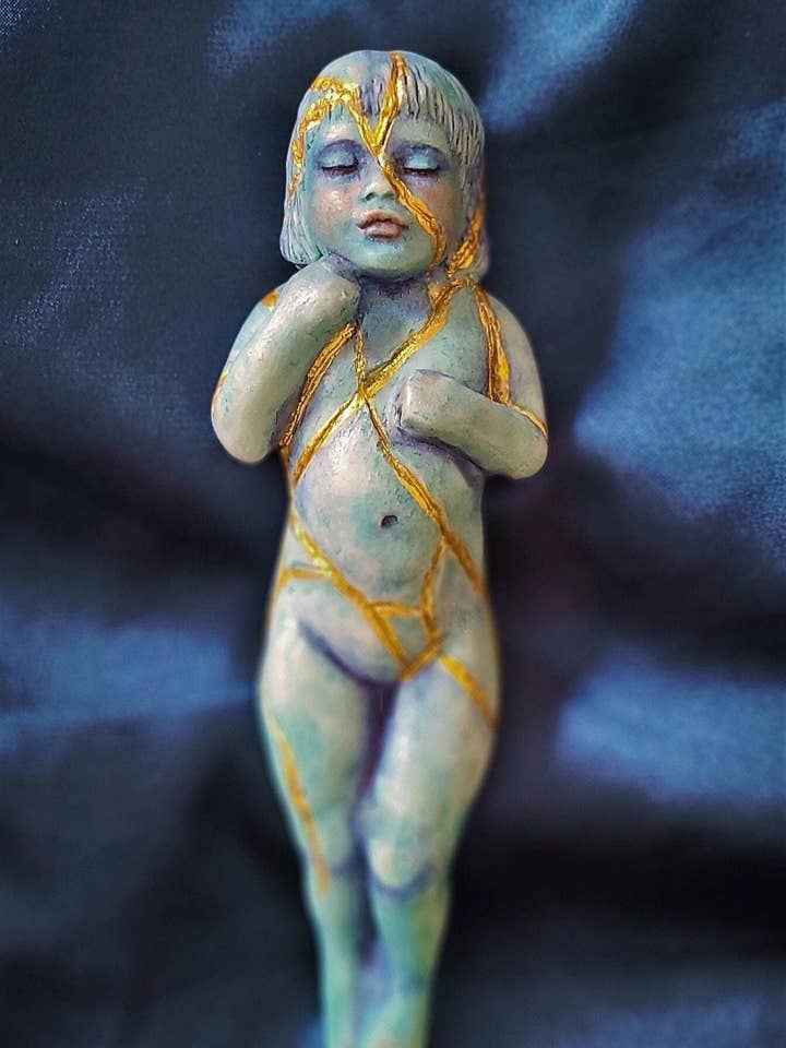 Kintsugi Kind Blauw Beeldhouwwerk – Symbool van Genezing, Veerkracht & Heelheid | Spirituele Kunst voor wholesale door Shaping Spirit