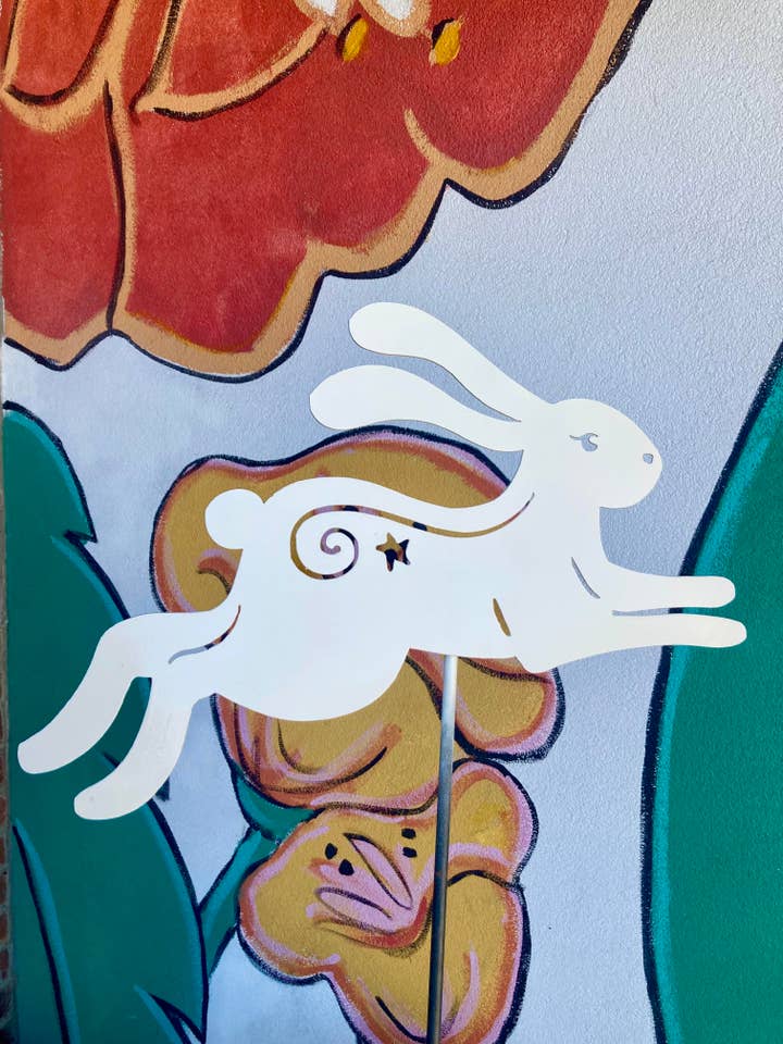 Fall Forest Bunny voor wholesale door Garden Deva Sculpture Co.