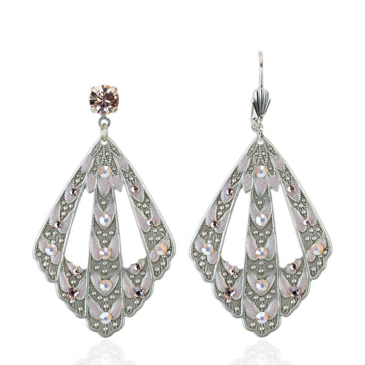 Boucles d'oreilles pendantes en cristal à plumes roses pour la vente par Anne Koplik Designs, Inc.