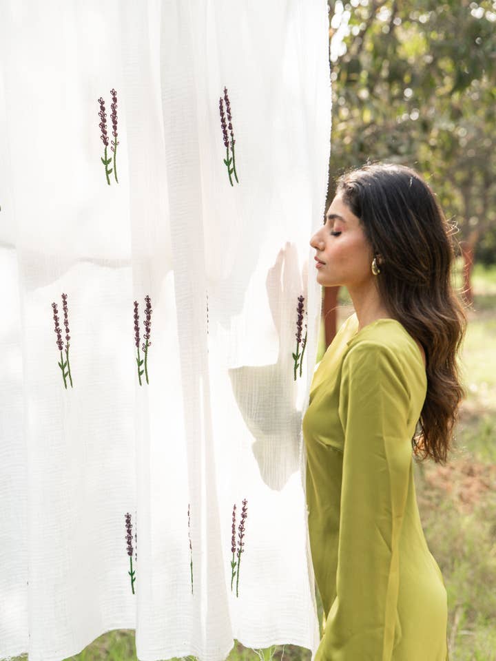 Tissu en gaze double tissu brodé à la main artisanal (copie) pour la vente par KHES TEXTILES