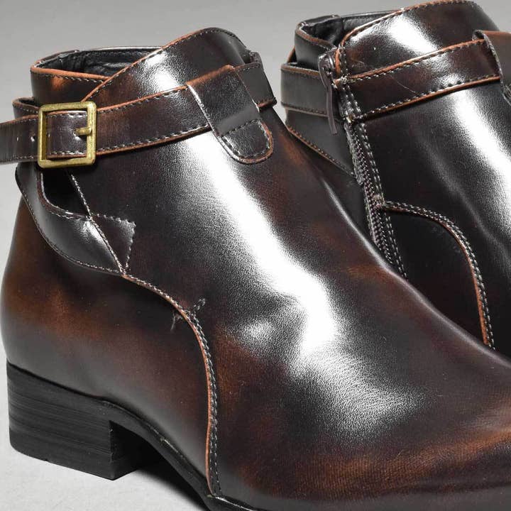 Chaussures en cuir décontractées pour hommes pour la vente par DON JOHN BY VICTORIA CHARLES