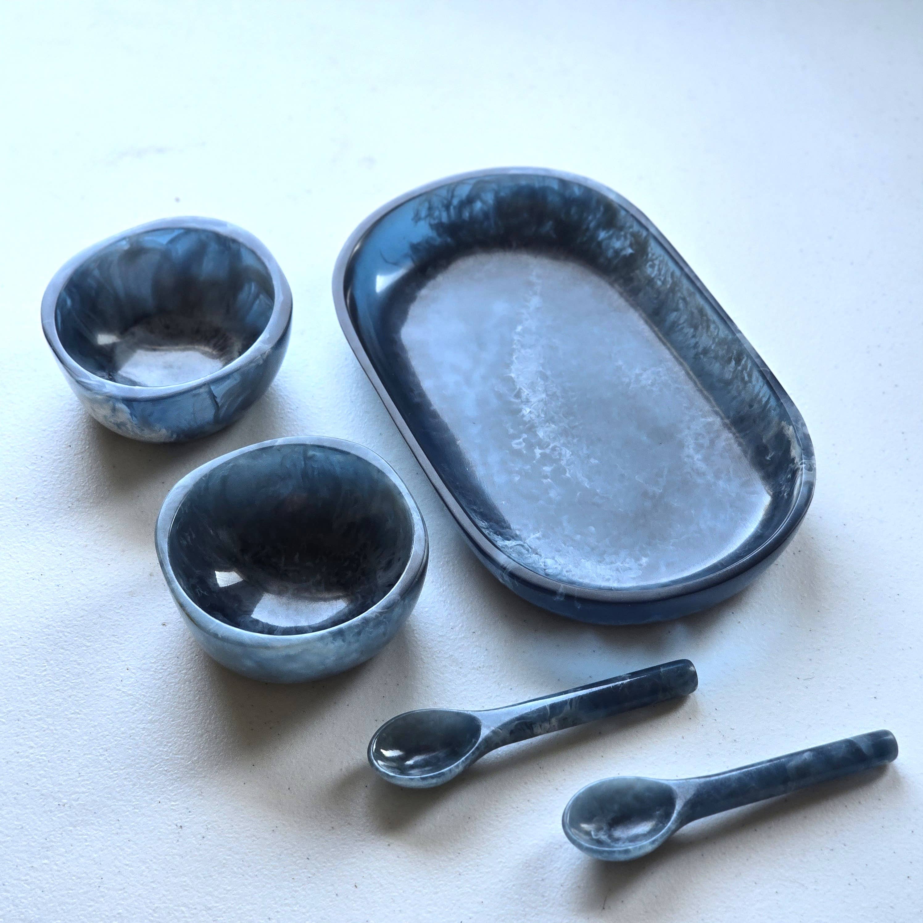 Gibb & Daan – Engroshandel Serveringsbakke – Lille serveringsbakke med 2 skåle og skeer - Håndhældt harpiks21