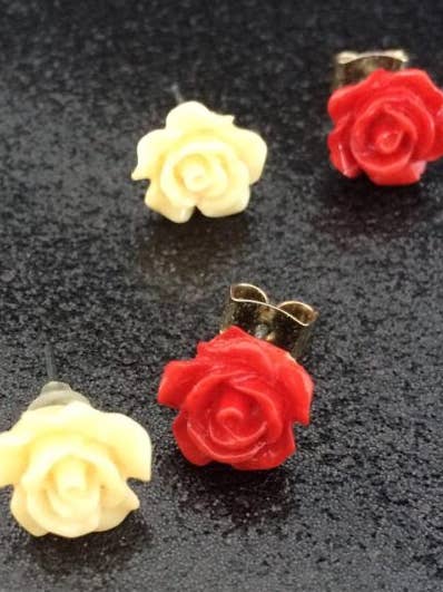 UPPSÄTTNING AV BEIGE OCH ROS STUD ÖRHÄNGEN för wholesale av Minnirella