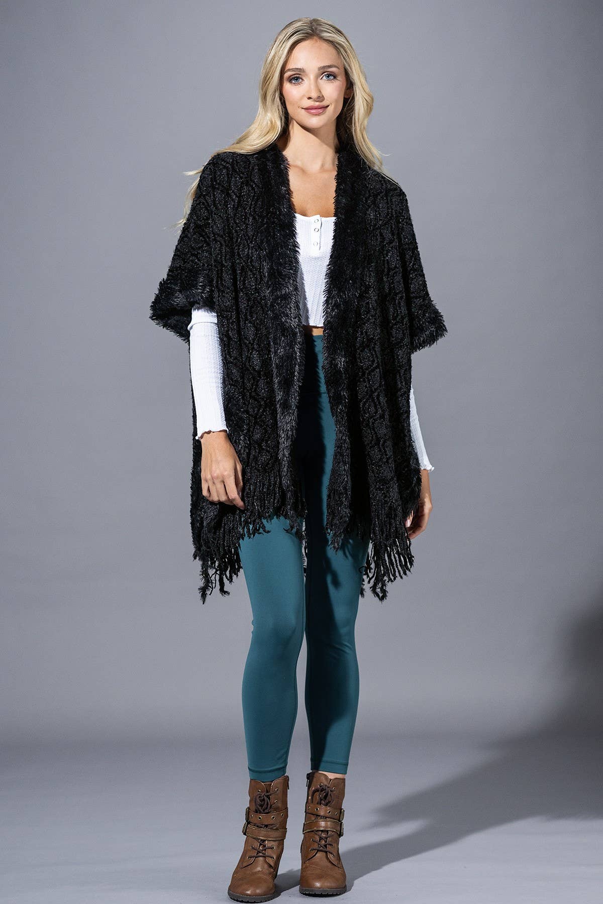 Urbanista - Vendita all'ingrosso Poncho - Donna - Scialle accogliente in maglia bouclé e morbido con frange.5