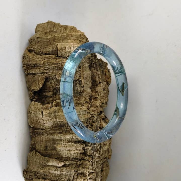 Bracelet en résine bleue avec feuilles de romarin B0014 pour la vente par Resinartesania