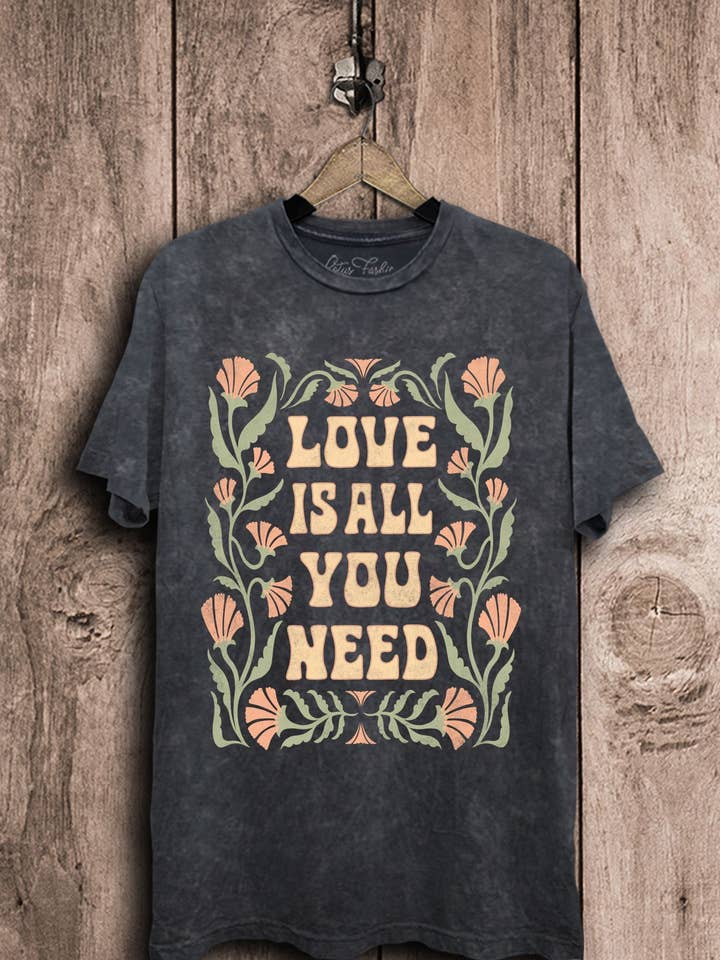 L'amore è tutto ciò di cui hai bisogno Graphic Top per la vendita all'ingrosso da parte di Lotus Fashion Collection