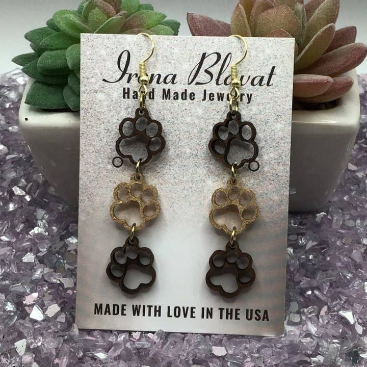 Walnoothout met pootafdruk en gouden pootoorbellen voor wholesale door Irena Blavat Designs