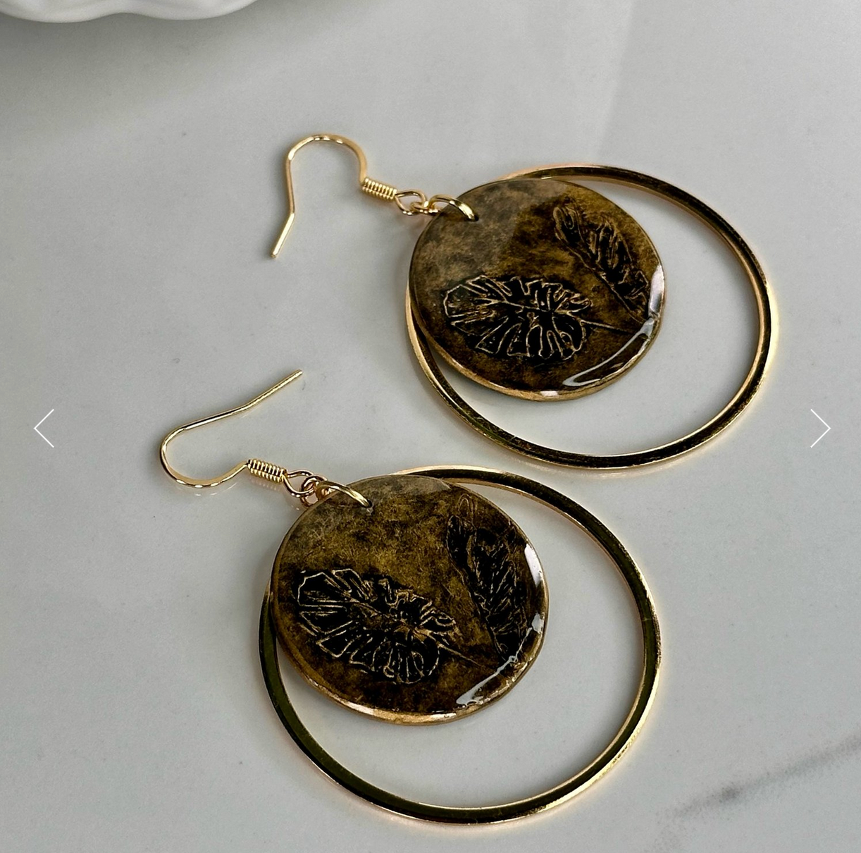 913onCanvas - Wholesale Dangle Earrings - Golden Monstera: Dangling Hoops1