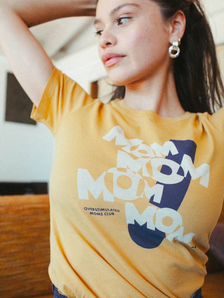 MOM! Overstimulated Moms Club | Getailleerd Dames T-shirt met Ronde Hals voor wholesale door The Bee & The Fox