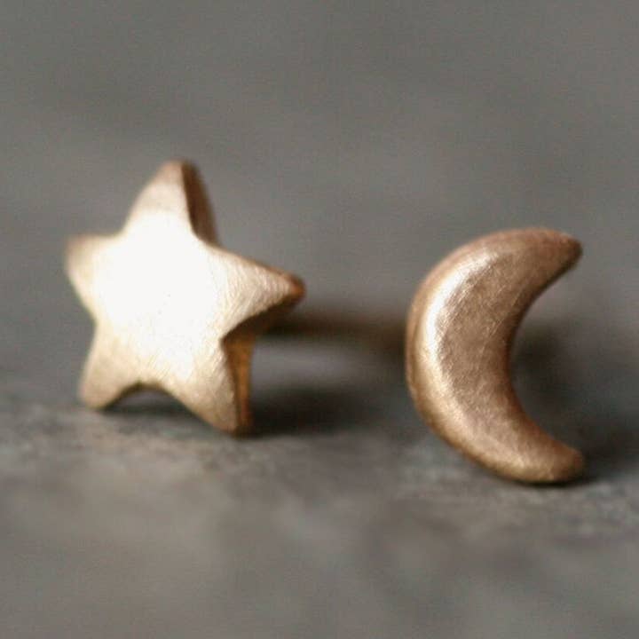 Orecchini a forma di luna e stella per la vendita all'ingrosso da parte di Michelle Chang