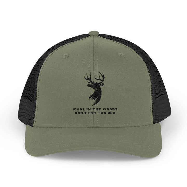 Cappello da camionista da uomo con ventilazione a sei pannelli e chiusura snapback con motivo cervo. per la vendita all'ingrosso da parte di Sweet South Design