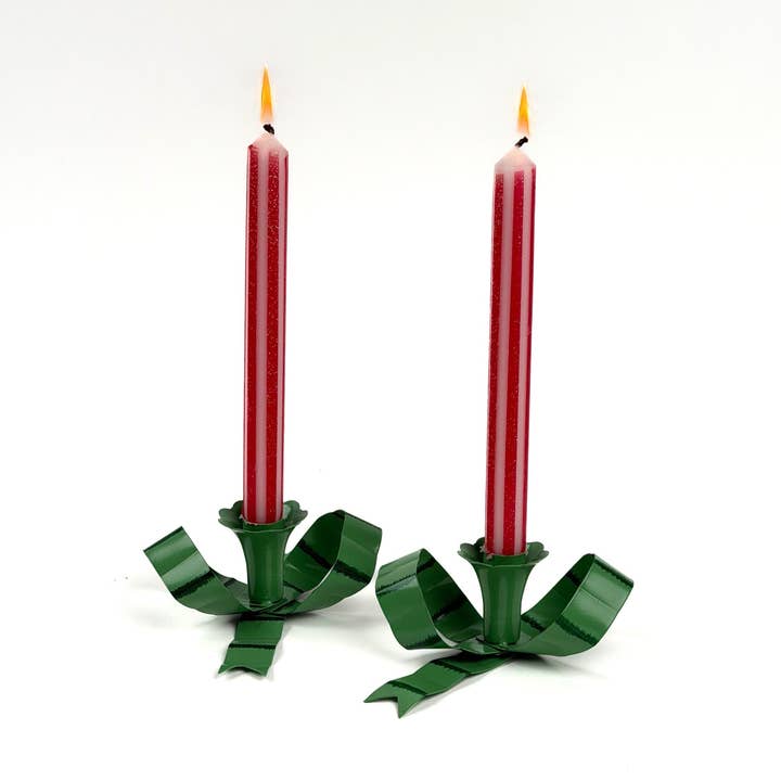 Bougeoirs en métal tole peints à la main avec nœud vert, ensemble de 2 pour la vente par Madcap Cottage