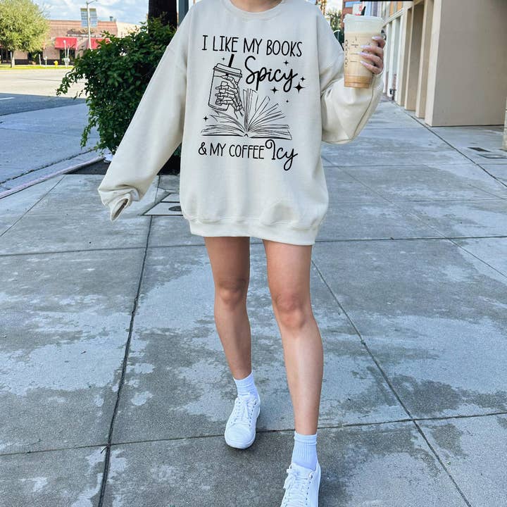 Jag gillar mina böcker kryddig & min kaffe isiga bokaktig smutsig grafisk t-shirt eller överdimensionerad tröja för wholesale av Simply J4 Boutique