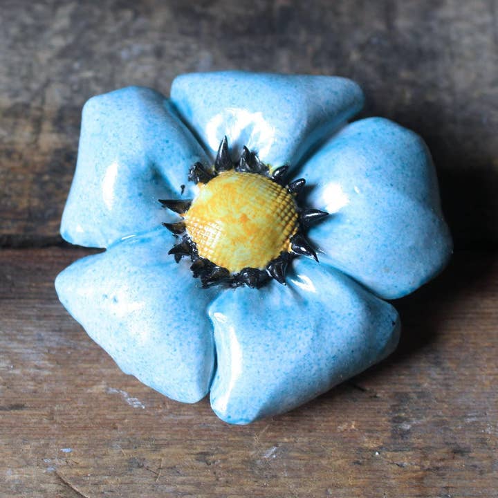 Alfinete com flor azul em grés por atacado de L'Officina