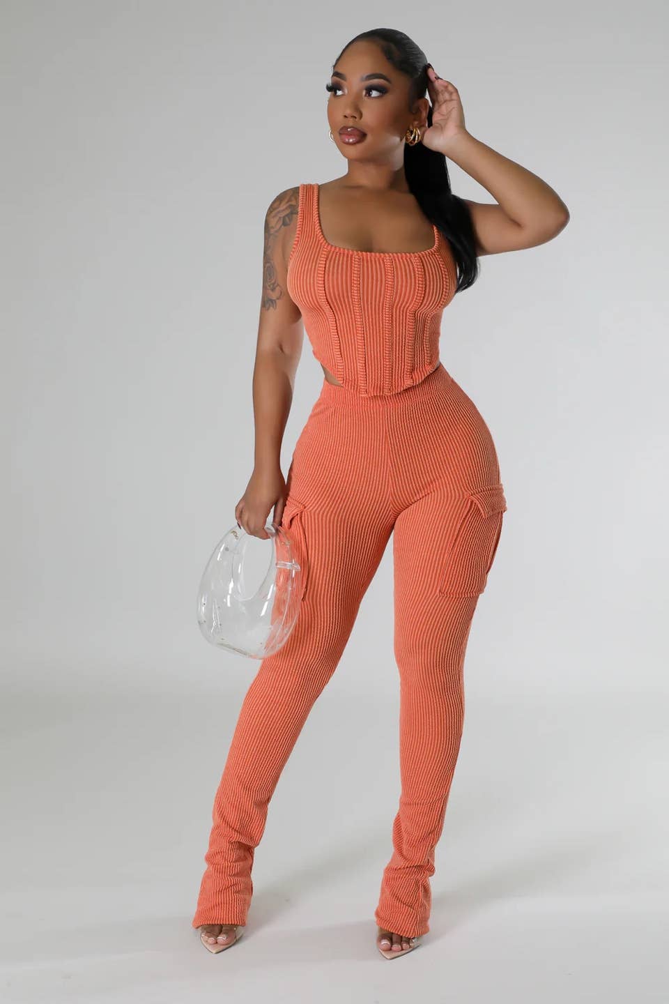 Boswell – Engroshandel Top- og buksesæt (IKKE Loungewear) - Dame – BUKSESÆT MED CROP TOP OG LOMMEDETALJER3